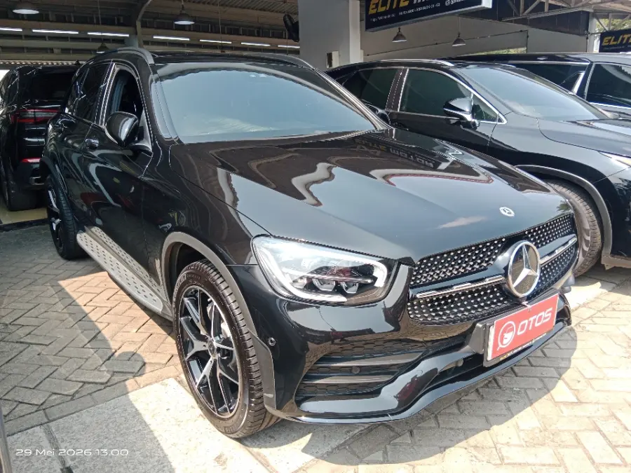 Foto Mobil Bekas Kanan Depan Mercedes-Benz GLC200 2.0 tahun 2022
