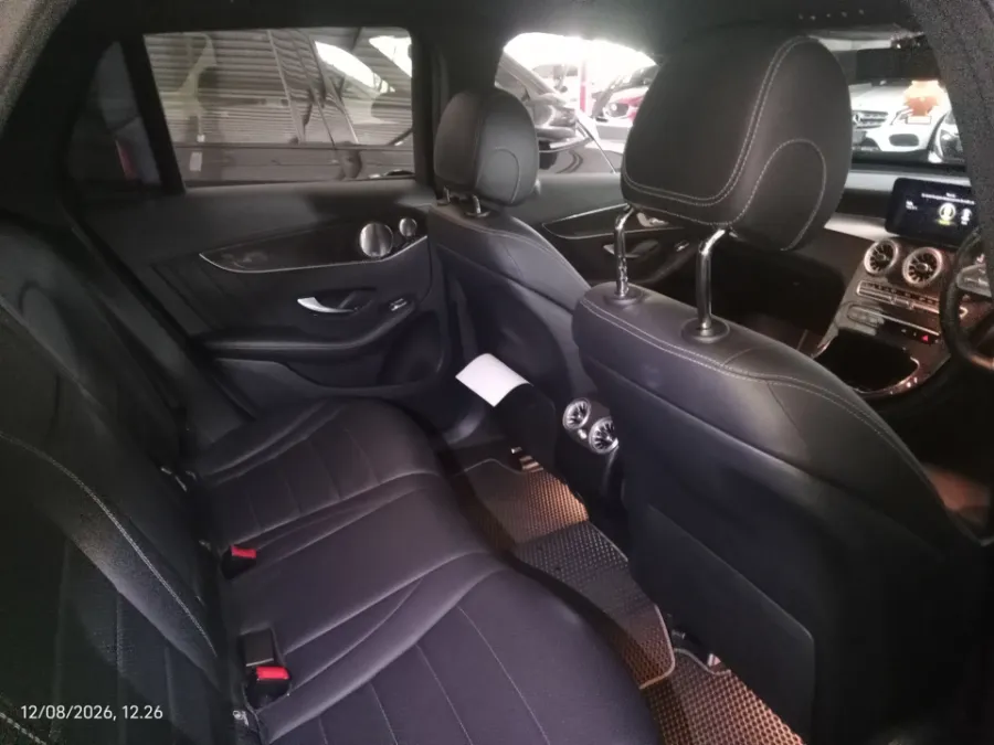 Foto Mobil Bekas Kabin Belakang Mercedes-Benz GLC200 2.0 AMG Line tahun 2020