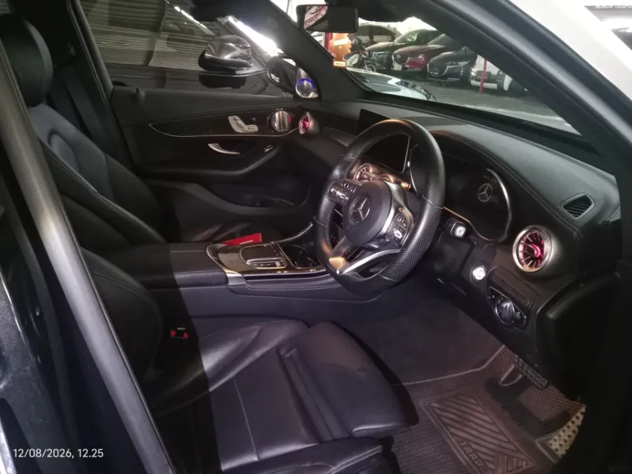 Foto Mobil Bekas Kabin Depan Mercedes-Benz GLC200 2.0 AMG Line tahun 2020