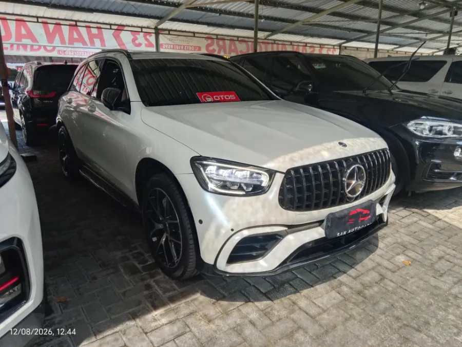 Foto Mobil Bekas Kanan Depan Mercedes-Benz GLC200 2.0 AMG Line tahun 2020
