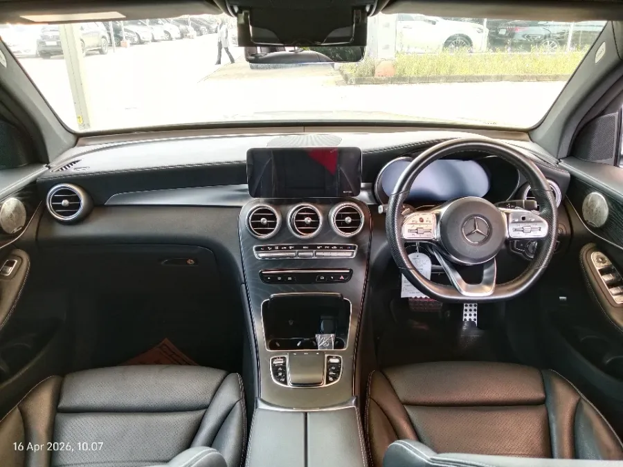 Foto Mobil Bekas Dashboard Mercedes-Benz GLC200 2.0 AMG Line tahun 2021