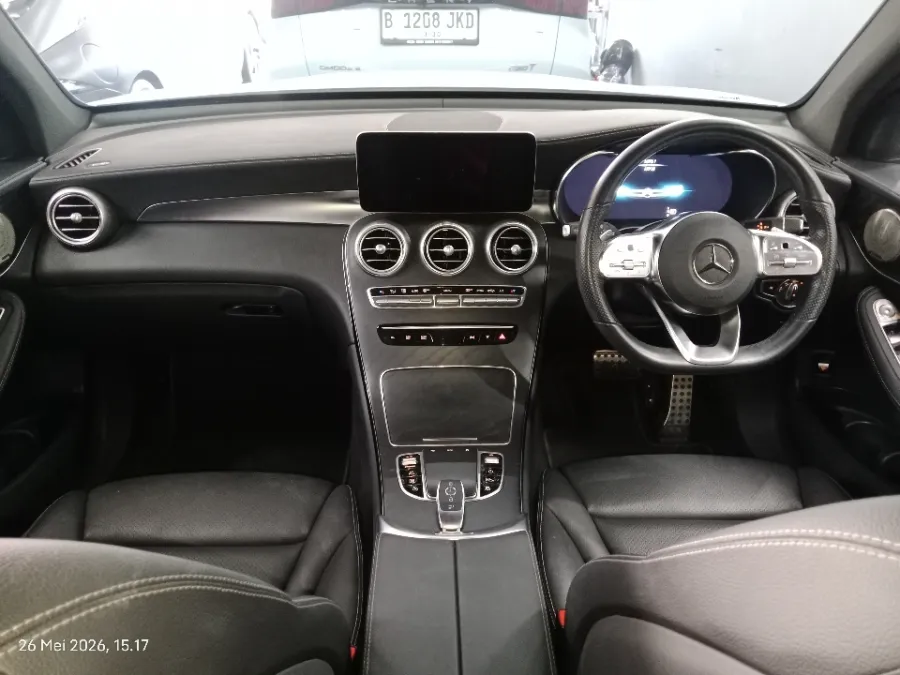 Foto Mobil Bekas Dashboard Mercedes-Benz GLC200 2.0 AMG Line tahun 2021