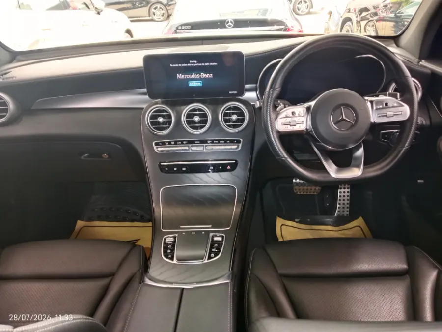 Foto Mobil Bekas Dashboard Mercedes-Benz GLC200 2.0 AMG Line tahun 2021