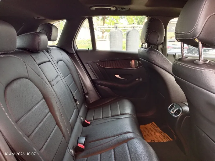 Foto Mobil Bekas Kabin Belakang Mercedes-Benz GLC200 2.0 AMG Line tahun 2021