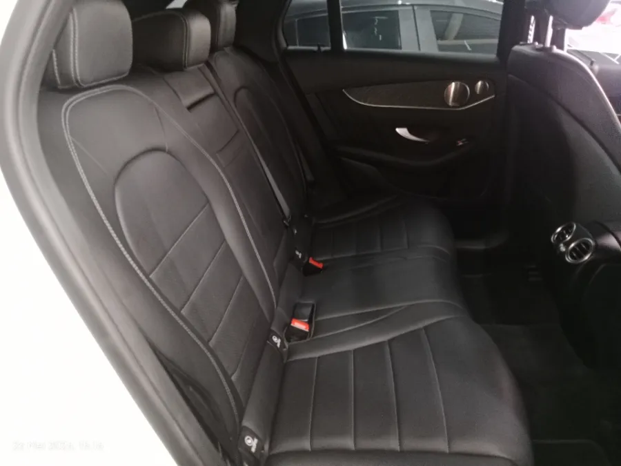 Foto Mobil Bekas Kabin Belakang Mercedes-Benz GLC200 2.0 AMG Line tahun 2021