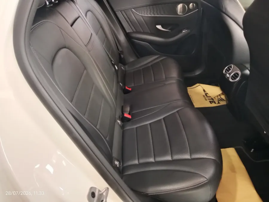 Foto Mobil Bekas Kabin Belakang Mercedes-Benz GLC200 2.0 AMG Line tahun 2021