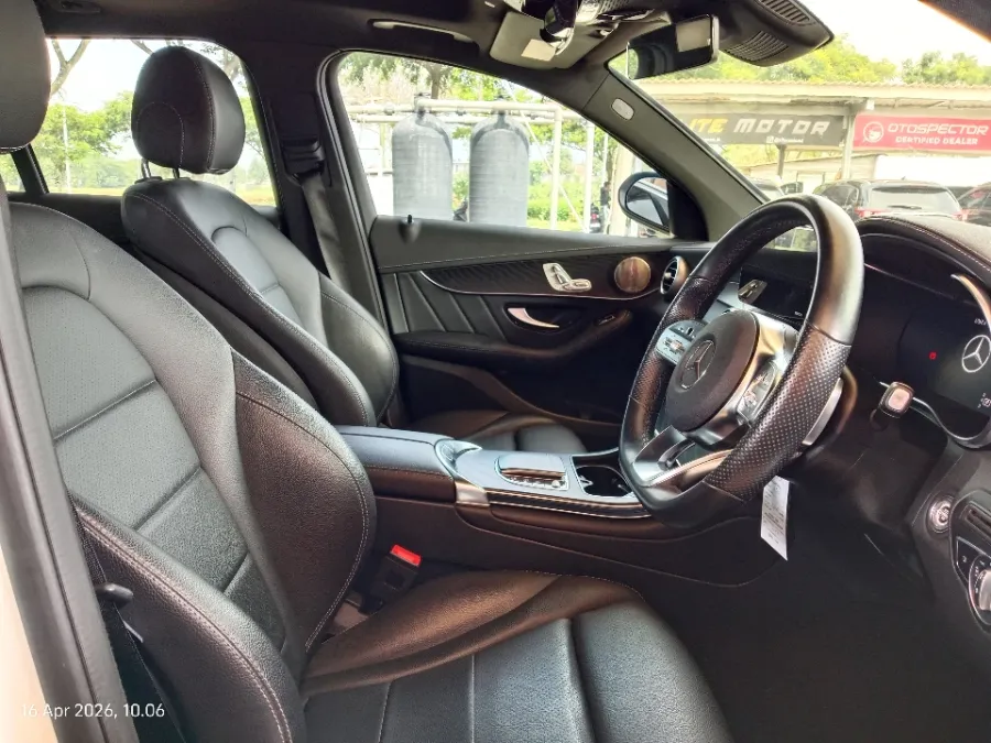 Foto Mobil Bekas Kabin Depan Mercedes-Benz GLC200 2.0 AMG Line tahun 2021