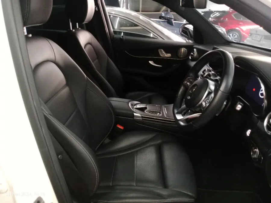 Foto Mobil Bekas Kabin Depan Mercedes-Benz GLC200 2.0 AMG Line tahun 2021