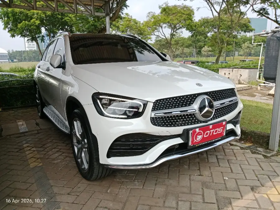Foto Mobil Bekas Kanan Depan Mercedes-Benz GLC200 2.0 AMG Line tahun 2021