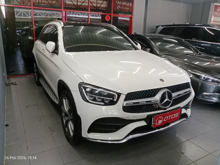 Foto Mobil Bekas Kanan Depan Mercedes-Benz GLC200 2.0 AMG Line tahun 2021