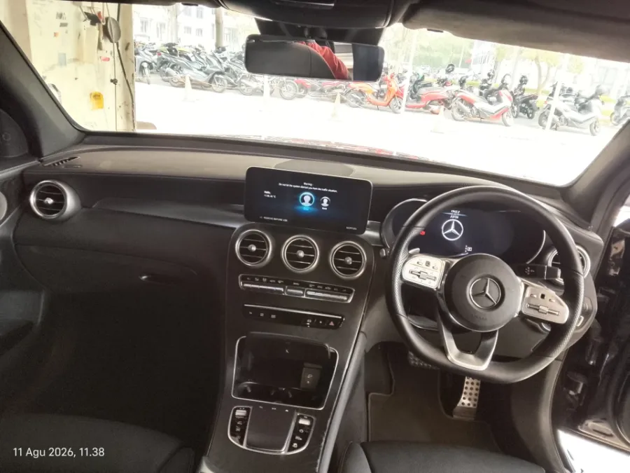 Foto Mobil Bekas Dashboard Mercedes-Benz GLC200 2.0 AMG Line tahun 2022