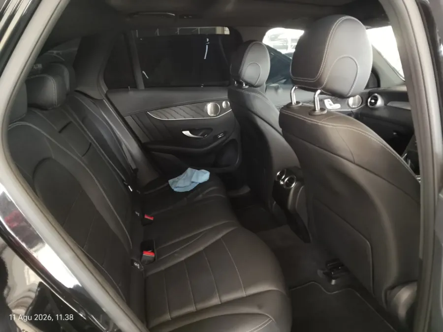 Foto Mobil Bekas Kabin Belakang Mercedes-Benz GLC200 2.0 AMG Line tahun 2022