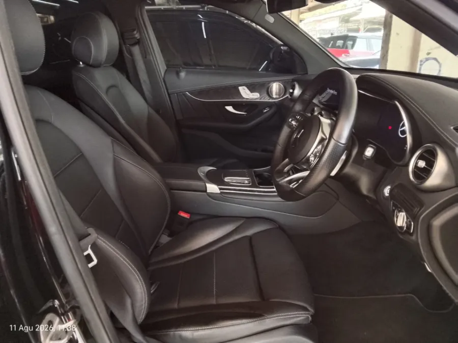 Foto Mobil Bekas Kabin Depan Mercedes-Benz GLC200 2.0 AMG Line tahun 2022