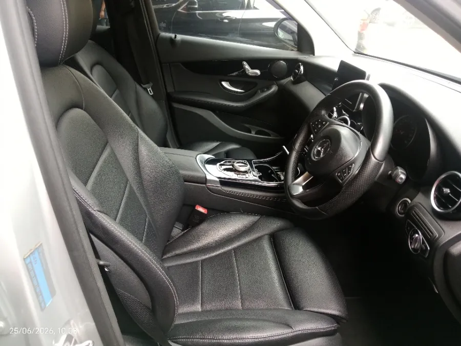 Foto Mobil Bekas Kabin Depan Mercedes-Benz GLC250 2.0 tahun 2017