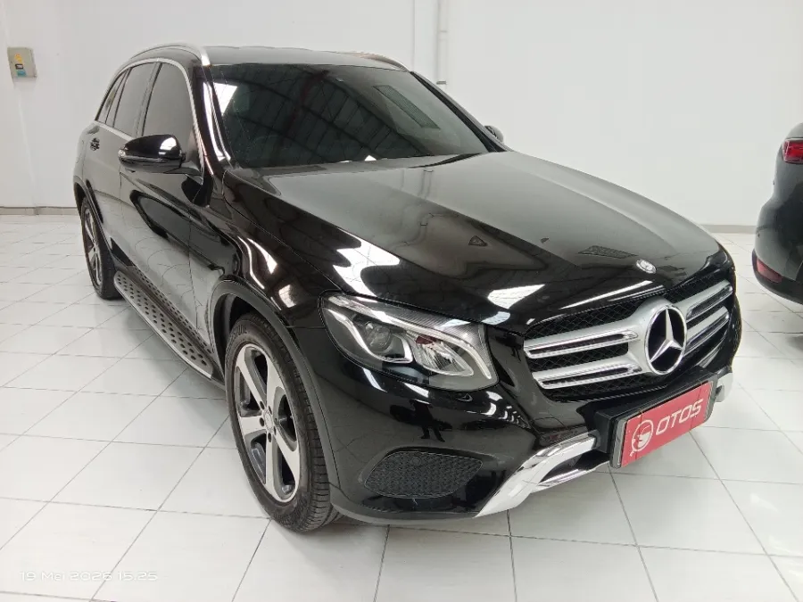 Foto Mobil Bekas Kanan Depan Mercedes-Benz GLC250 2.0 tahun 2017