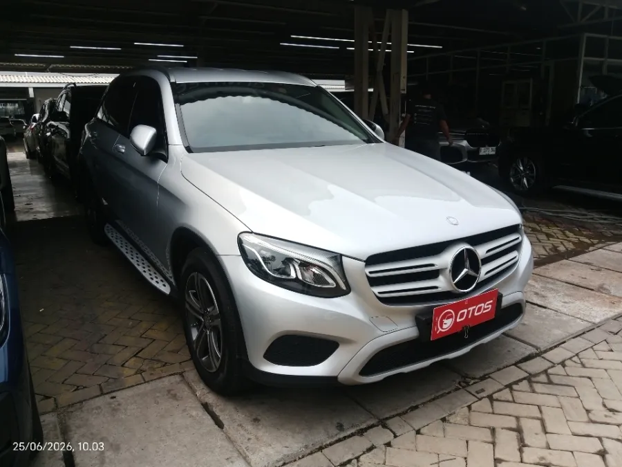 Foto Mobil Bekas Kanan Depan Mercedes-Benz GLC250 2.0 tahun 2017