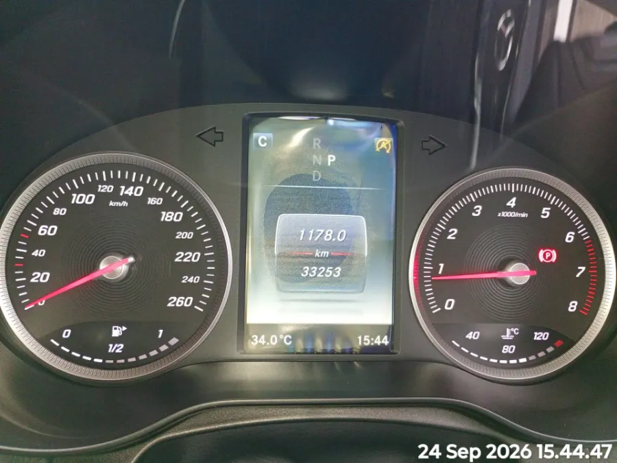Foto Mobil Bekas Odometer Mercedes-Benz GLC250 2.0 tahun 2017