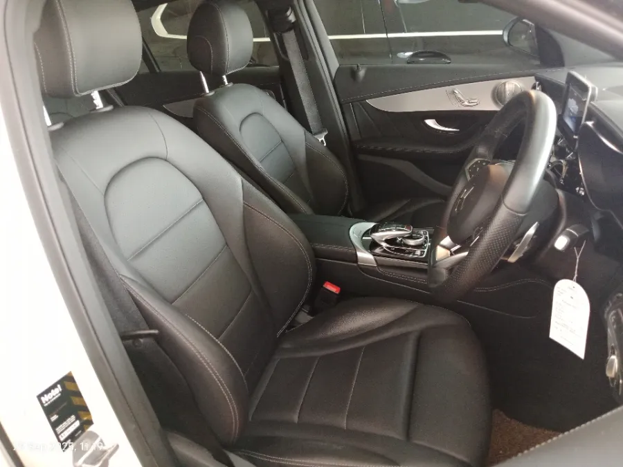 Foto Mobil Bekas Kabin Depan Mercedes-Benz GLC300 2.0 tahun 2019
