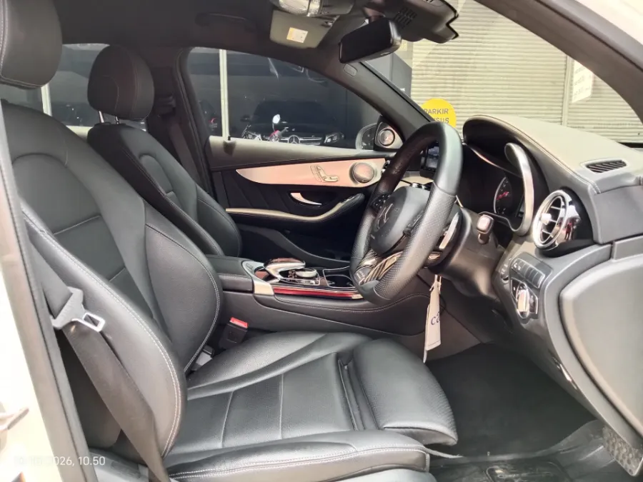 Foto Mobil Bekas Kabin Depan Mercedes-Benz GLC300 2.0 tahun 2019
