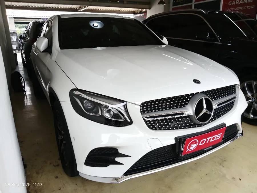 Foto Mobil Bekas Kanan Depan Mercedes-Benz GLC300 2.0 tahun 2019