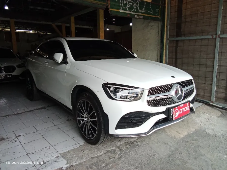 Foto Mobil Bekas Kanan Depan Mercedes-Benz GLC300 2.0 tahun 2019