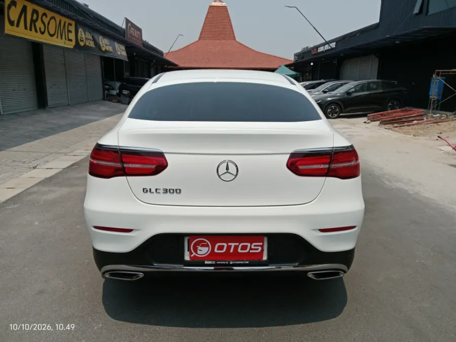 Foto Mobil Bekas Tampak Belakang Mercedes-Benz GLC300 2.0 tahun 2019