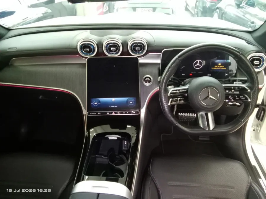 Foto Mobil Bekas Dashboard Mercedes-Benz GLC300 2.0 tahun 2023