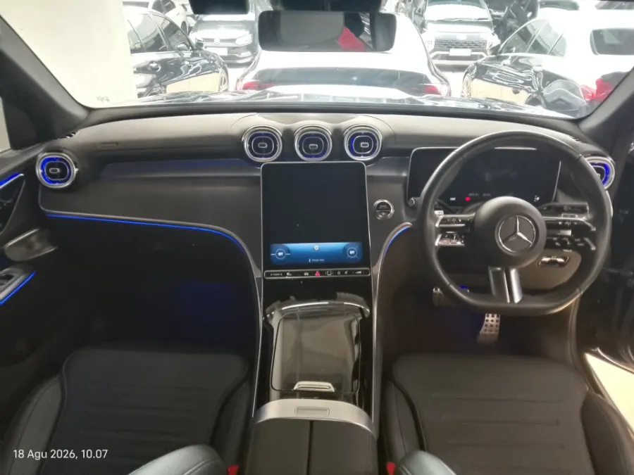 Foto Mobil Bekas Dashboard Mercedes-Benz GLC300 2.0 tahun 2023