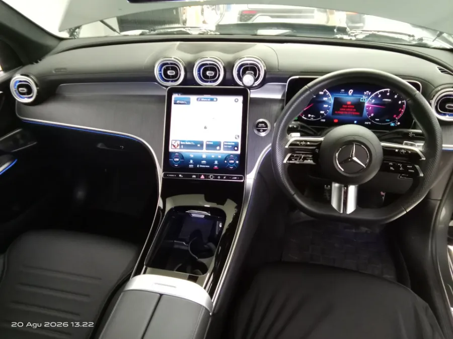 Foto Mobil Bekas Dashboard Mercedes-Benz GLC300 2.0 tahun 2023