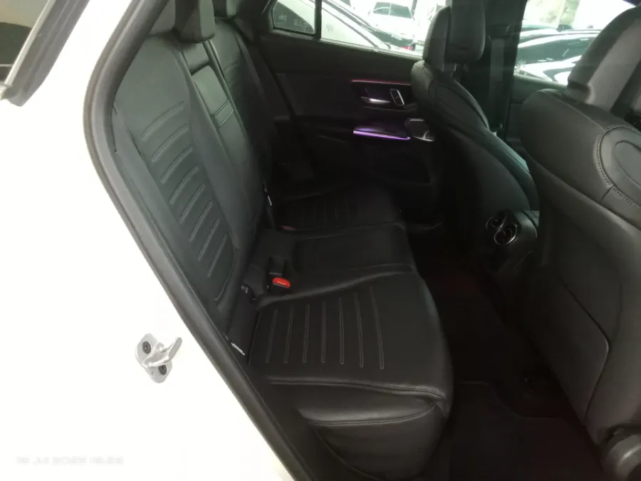 Foto Mobil Bekas Kabin Belakang Mercedes-Benz GLC300 2.0 tahun 2023