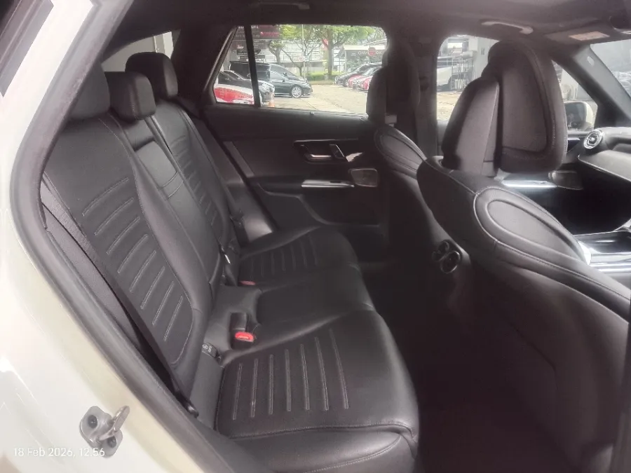 Foto Mobil Bekas Kabin Belakang Mercedes-Benz GLC300 2.0 tahun 2023