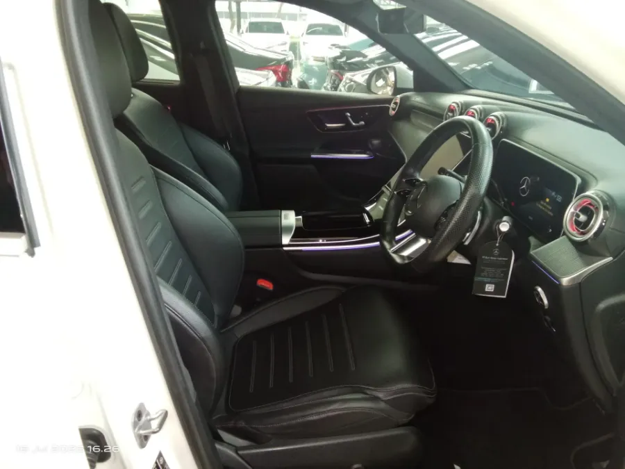 Foto Mobil Bekas Kabin Depan Mercedes-Benz GLC300 2.0 tahun 2023