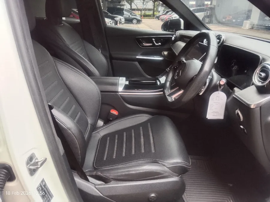 Foto Mobil Bekas Kabin Depan Mercedes-Benz GLC300 2.0 tahun 2023