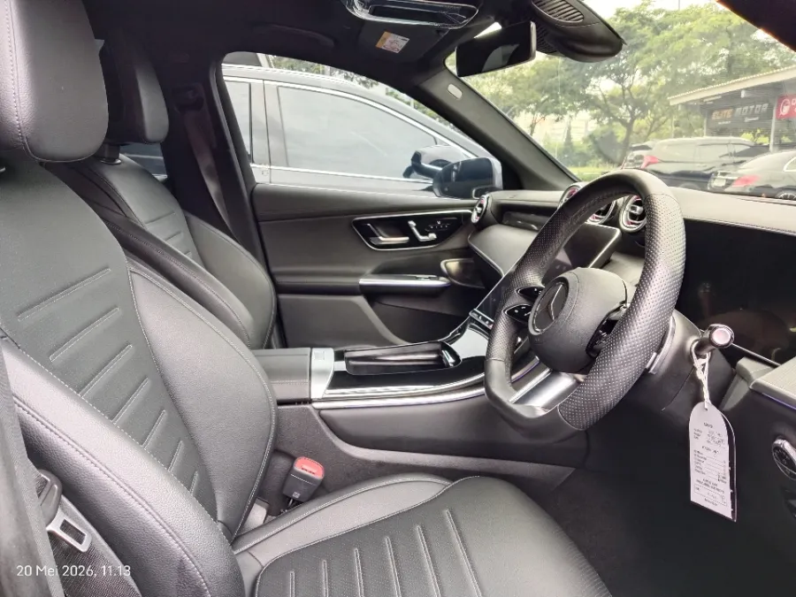 Foto Mobil Bekas Kabin Depan Mercedes-Benz GLC300 2.0 tahun 2023