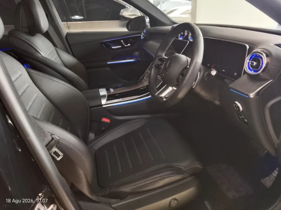 Foto Mobil Bekas Kabin Depan Mercedes-Benz GLC300 2.0 tahun 2023