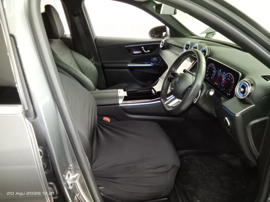 Foto Mobil Bekas Kabin Depan Mercedes-Benz GLC300 2.0 tahun 2023