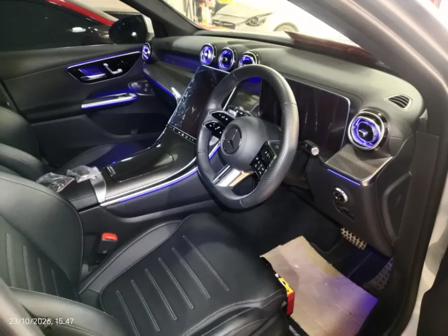 Foto Mobil Bekas Kabin Depan Mercedes-Benz GLC300 2.0 tahun 2023