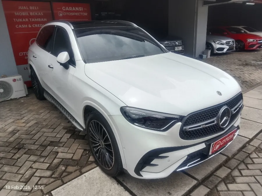 Foto Mobil Bekas Kanan Depan Mercedes-Benz GLC300 2.0 tahun 2023