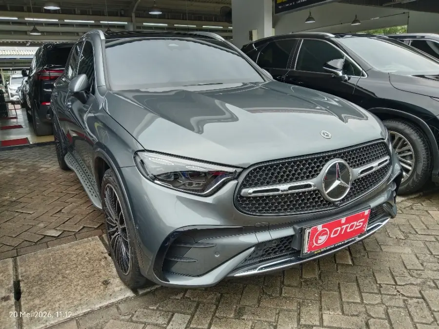 Foto Mobil Bekas Kanan Depan Mercedes-Benz GLC300 2.0 tahun 2023
