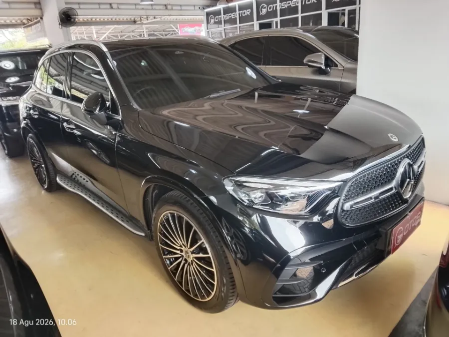 Foto Mobil Bekas Kanan Depan Mercedes-Benz GLC300 2.0 tahun 2023