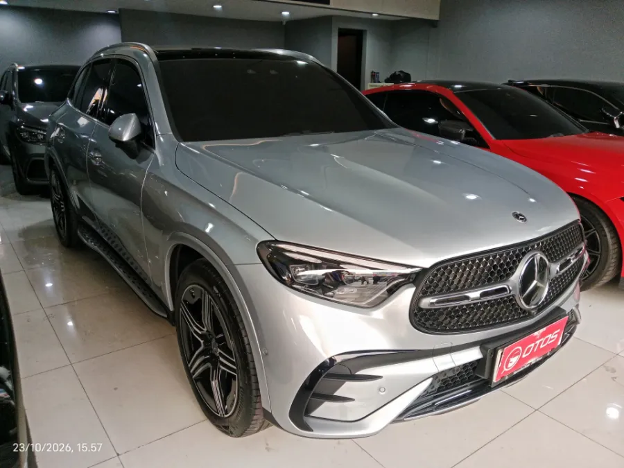 Foto Mobil Bekas Kanan Depan Mercedes-Benz GLC300 2.0 tahun 2023
