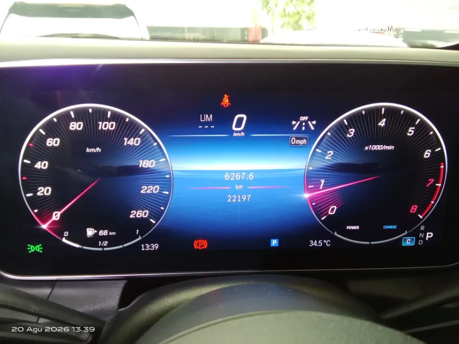 Foto Mobil Bekas Odometer Mercedes-Benz GLC300 2.0 tahun 2023