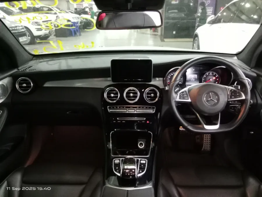 Foto Mobil Bekas Dashboard Mercedes-Benz GLC300 2.0 Coupe AMG Line tahun 2019