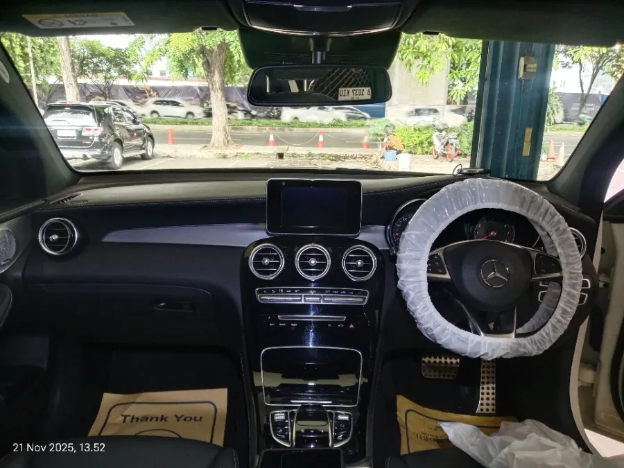 Foto Mobil Bekas Dashboard Mercedes-Benz GLC300 2.0 Coupe AMG Line tahun 2019