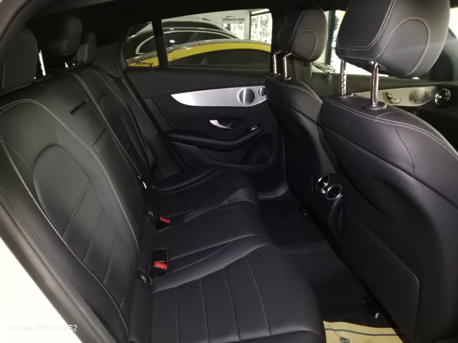 Foto Mobil Bekas Kabin Belakang Mercedes-Benz GLC300 2.0 Coupe AMG Line tahun 2019
