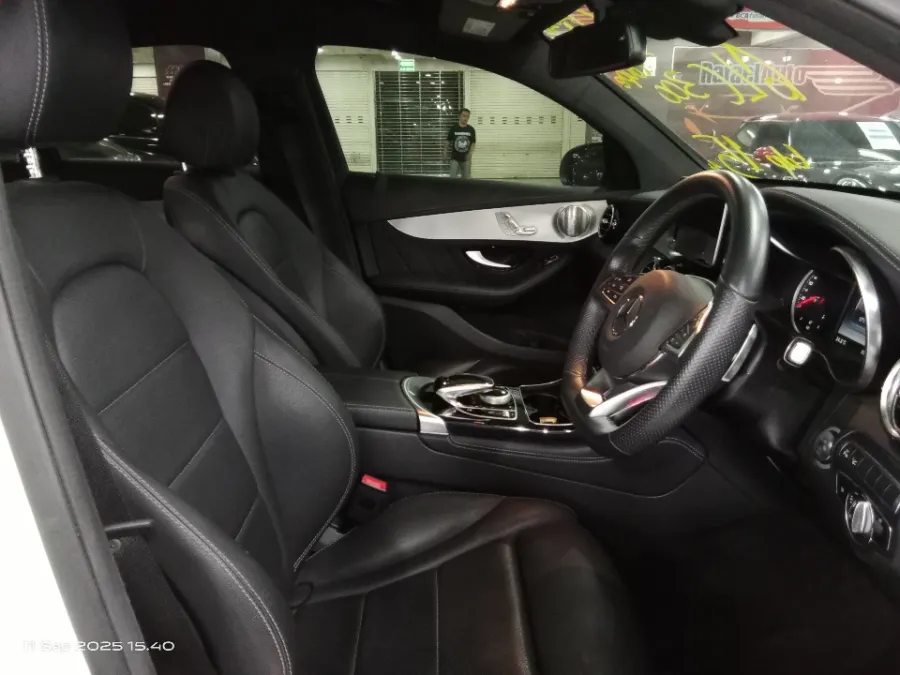 Foto Mobil Bekas Kabin Depan Mercedes-Benz GLC300 2.0 Coupe AMG Line tahun 2019