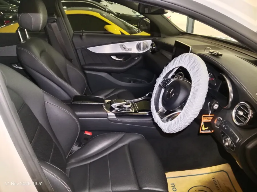 Foto Mobil Bekas Kabin Depan Mercedes-Benz GLC300 2.0 Coupe AMG Line tahun 2019