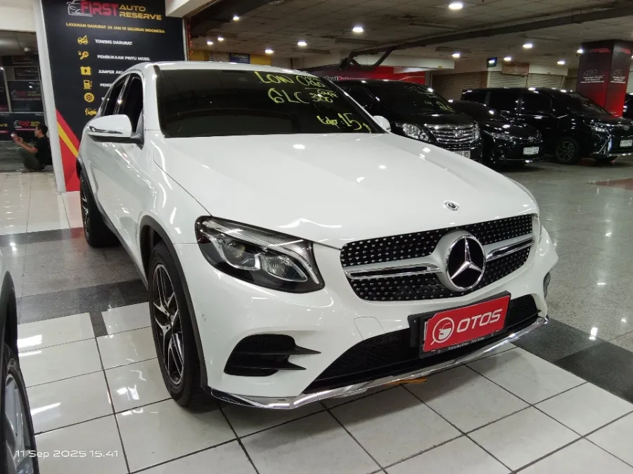 Foto Mobil Bekas Kanan Depan Mercedes-Benz GLC300 2.0 Coupe AMG Line tahun 2019