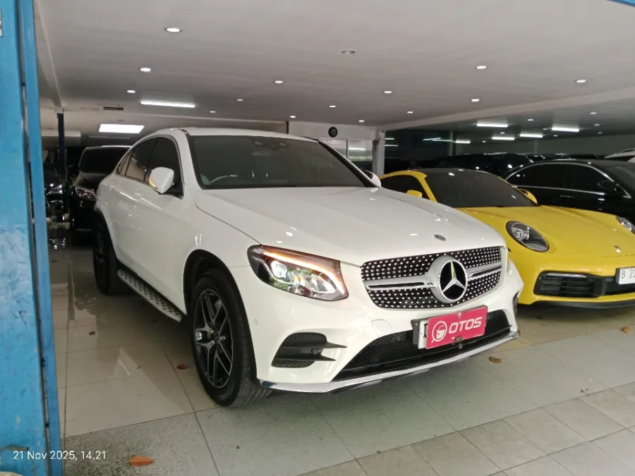 Foto Mobil Bekas Kanan Depan Mercedes-Benz GLC300 2.0 Coupe AMG Line tahun 2019
