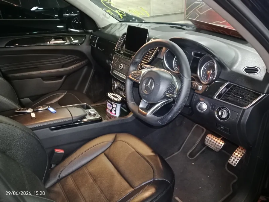 Foto Mobil Bekas Kabin Depan Mercedes-Benz GLE400 3.0 tahun 2018